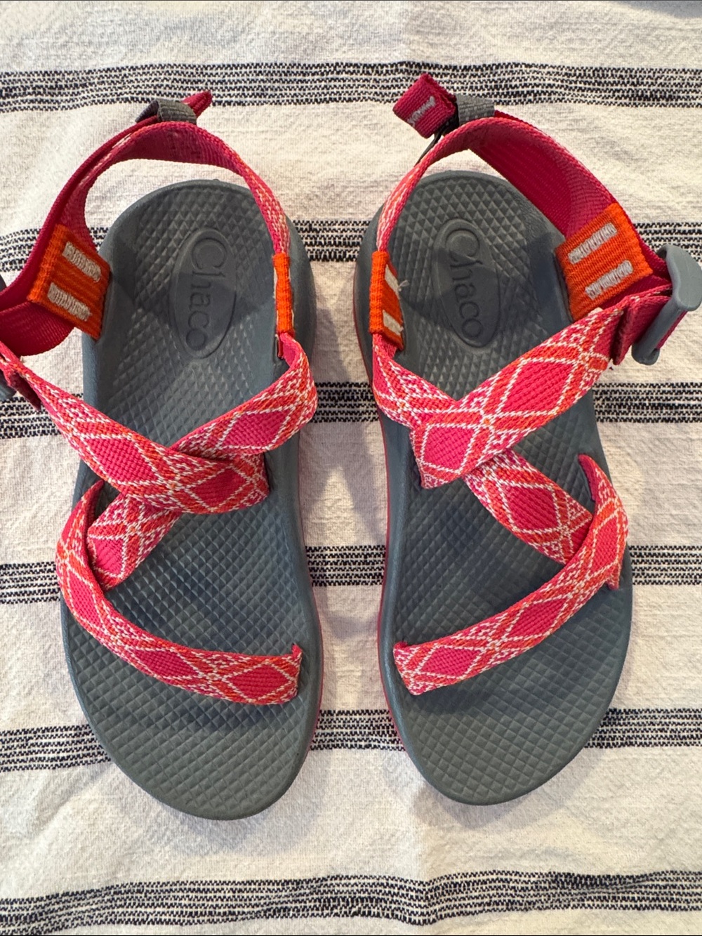 Chaco Girls Size 3 Crimson Pink Patterned Strap Sandals